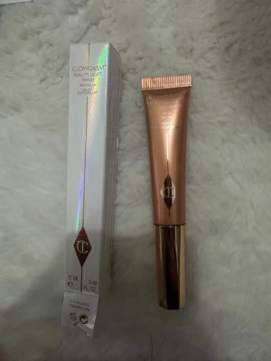 Charlotte Tilbury Glowgasm Beauty Light Wand - Glowgasm Beauty Light Wand från Charlotte Tilbury i en lyxig roséguldig tub med applikator. Ger ett glowigt resultat och funkar perfekt som flytande rouge eller highlighter. Förpackningen innehåller 12 ml och har en elegant holografisk kartong.peachgasm