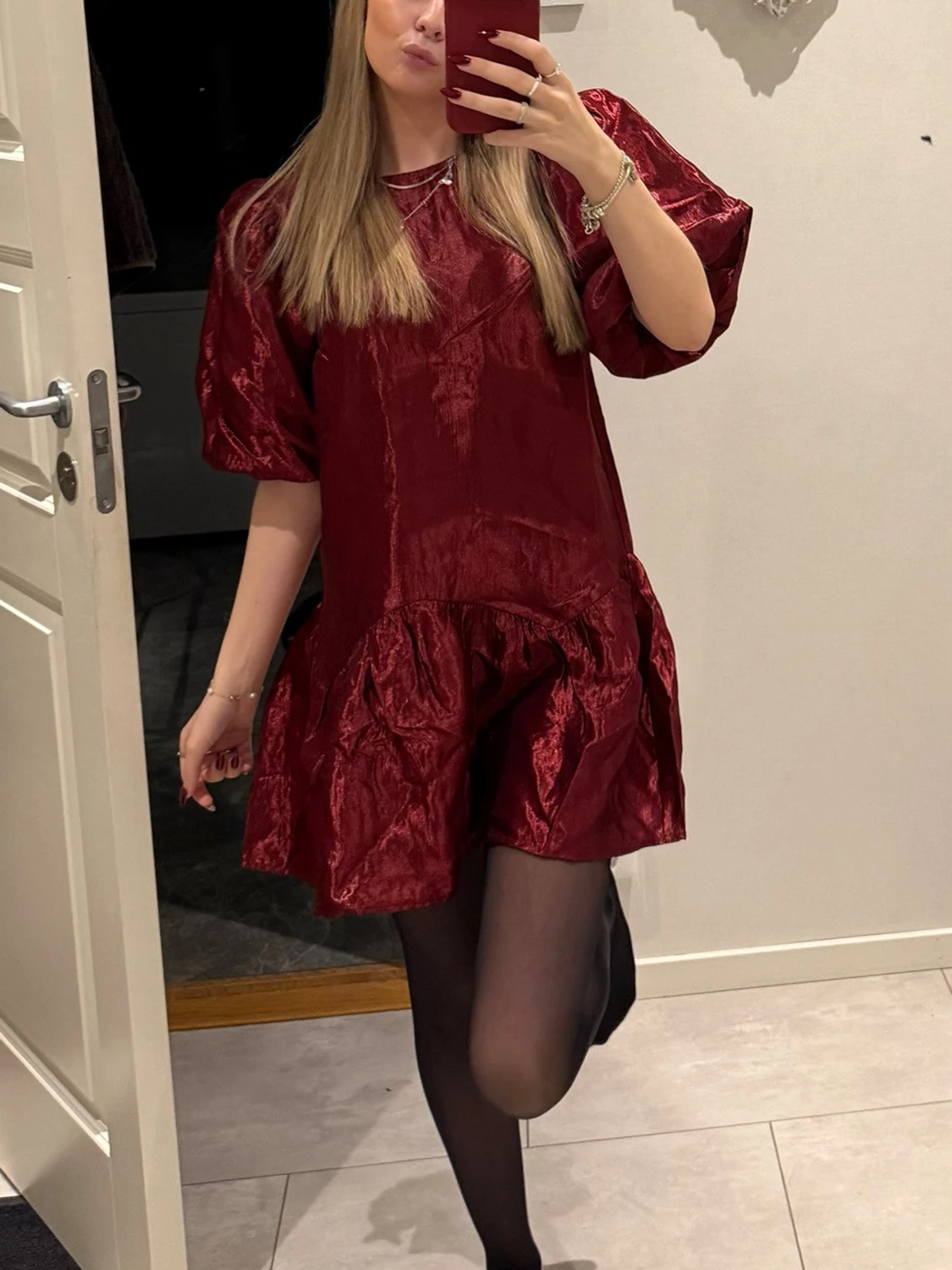 Vinröd kort klänning med puffärm