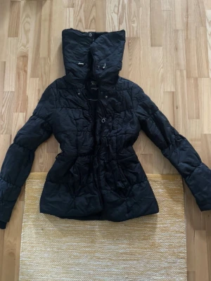 y2k jacka - svart jacka med pälskrage i storlek m från clockhouse. använd ”köp nu”. 5/1-2026