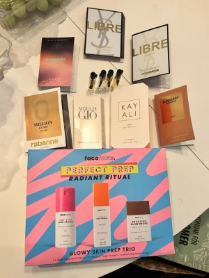 Paket parfym tester essnce & hudvård - Säljer i paket ett hudvårdskit med primer, ansiktsmask och bronzing drops 🤎 samt 7 parfymtester enligt bild (2 olika libre) och 4 testers från Essnce parfym i dofterna oh darling, milky flower, sweet cara och noble eclat 🤍 dofterna från Essnce är testade resten oanvänt ❣️
