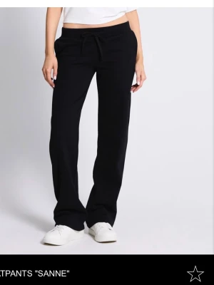 Svarta mjukisbyxor s Lager 157  - Svarta lågmifjade mjukisbyxor  i storlek s, från Lager 157. Helt nya jag har aldrig haft på mig dom. Sitter snyggt och jätte skönt material.