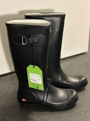 Mols gummistövlar  - Homebush W Rubber Boot MOLS, gummistövlar🩷prislapp på! Storlek 38, svarta   Utsida: gummi - Insida: textil - Sula: gummi - Sula: 2 cm - Dekorationsspänne - Phthalate fri