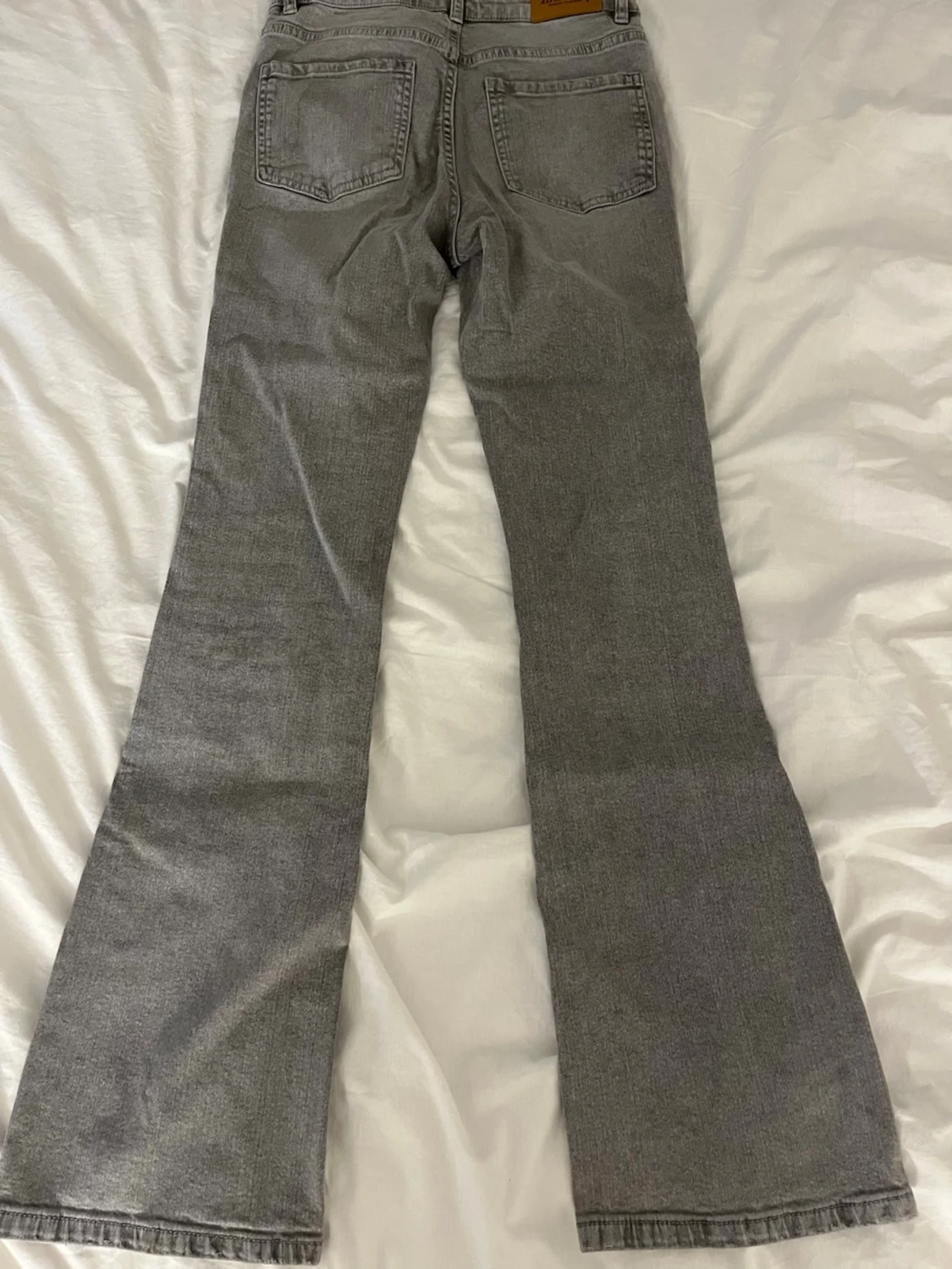 Grå bootcut jeans  - 2