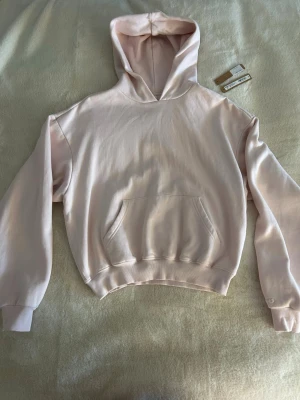 Skims hoodie - Hoodie från skims! Använd få gånger. Passar mig som har storlek Small. Köpt för 1 095kr 