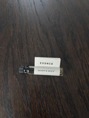 Essnce parfym  - Essnce parfym ”Warm’n spicy” 2ml, endast doftat på. Nypris 45kr.☺️