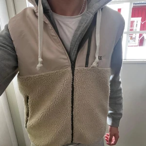  fleeceväst ( Rotation) - Fleeceväst från rotation som är knappt använd nästan nu säljer för har inte använt den bara inge hål eller defekter .