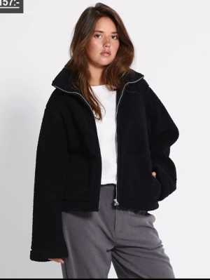 Svart teddyjacka  - Mysig svart teddyjacka från lager 157. Köpte för 400 säljer för 150