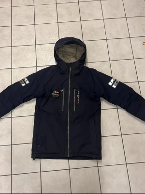 Tre Jackor för ENDAST 600! - Den första jackan har några defekter men annars är de i bra skick. Den sista jackan är storlek XSS. Det här är det billigaste priset jag kan ge