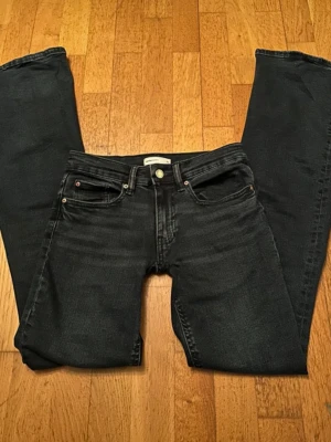 Bootcut Jeans - Gina Tricot - Svarta low waist jeans från Gina Tricot  Storlek 32–34 (XXS-XS) Mycket bra skick, snygg passform och sköna att bära. Perfekta till vardag eller fest!