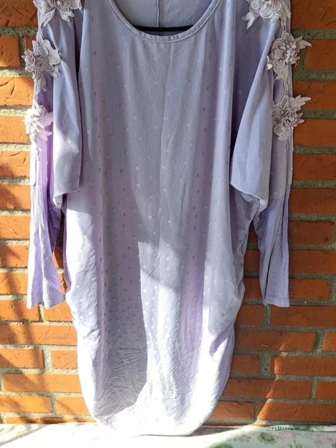 Ljuslila blus med blommiga spetsdetaljer onesize - 1