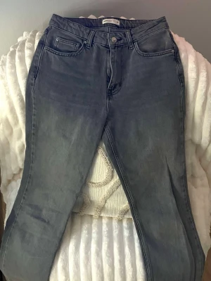Grå jeans från Gina tricot, storlek 34 - Snygga grå jeans från Gina tricot i bootcut modell. Jag är 170cm lång och de går ner till mina hälar. 