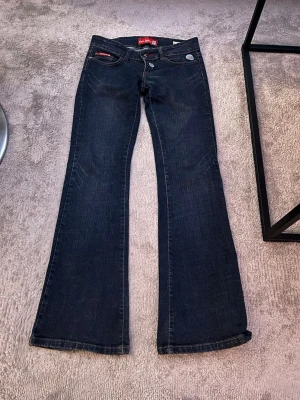 Vintage low waist jeans  - Snygga mörkblå jeans från Crea Jeans med bootcut passform och låg midja. Använda en del men i mycket bra skick!! (De har två märken fastsydda på framsidan. Storleken säger 38 men skulle säga xs/s!!!!😇  