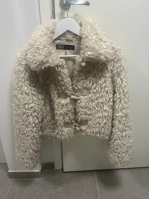 Beige teddyjacka från Zara, S - Säljer en fluffig teddyjacka från Zara i beige färg, storlek S. 