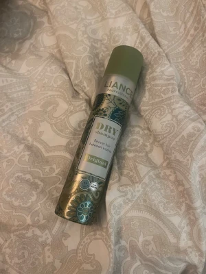 LIANCE Professional torrschampo - LIANCE Professional torrschampo i en 200 ml sprayflaska med grön och silverfärgad design samt blommönster. Produkten är märkt med 'Original' och är vegansk. Perfekt för att fräscha upp håret mellan tvättarna. Tillverkad i Sverige. Råkade beställa hem 2 st så därav säljer jag denna. Aldrig använd/aldrig testas, endast tagit av kork som visar på bilden. Rekommenderar produkten starkt!