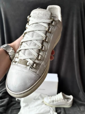 Balenciaga arena low skor - Balenciaga arenas | orginalstorlek: 39 men sitter ofta 2 storlekar upp, fråga om innermått vid osäkerhet | ingår: box, dustbag