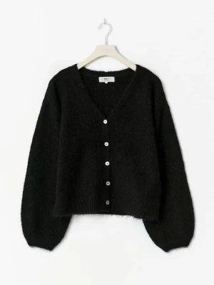 Svart fluffig kofta från Gina Tricot - Mysig svart kofta från Gina Tricot med fluffig känsla och v-ringad hals. Koftan har långa ärmar och silverfärgade knappar framtill. Perfekt för lager-på-lager och chill dagar. Passar dig som gillar enkel men snygg stil.