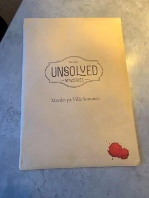 Mordet på Villa Sommen - mordspel  - En kall vinterkväll 2023 förvandlas en exklusiv visning till en blodig tragedi när mäklaren Johanna Espe hittas brutalt mördad och lemlästad i mystiska Villa Sommen. Husets mörka historia drar polisen och utredarna in i en härva av olösta konflikter, brinnande passion, lögner och fatala misstag. Klarar ni det som utredningen misslyckats med? Kan ni ge Johanna den rättvisa hon förtjänar?Ett spännande mysterium där dufår lösa mordet på Villa Sommen! Perfekt för dig som gillar deckare och är som ny