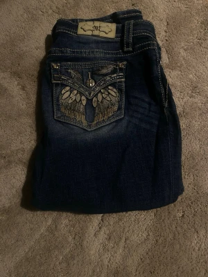 Miss Me jeans  - Snygga mörkblå jeans från Miss Me med broderade detaljer på bakfickorna. Jag köpte dem för 2300 nya i butik❤️