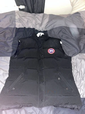 Svart cg väst - Svart cg väst som liknar ett annat väldigt känt märke. Det är en repLic@ därav priset. Storlek xl men passar perfekt som L