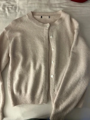 Ljusrosa stickad kofta  - Ljusrosa stickad kofta. Använd 2 gånger.