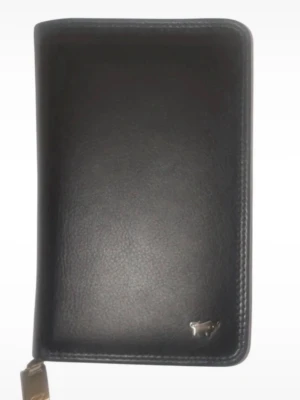 Svart Braun Buffel plånbok i äkta läder - Plånbok i svart och silver från det tyska lädermärket Braun Büffel. Stilren, knappt använd och fin kvalitet. Måtten är 15x9x2,5 cm. 