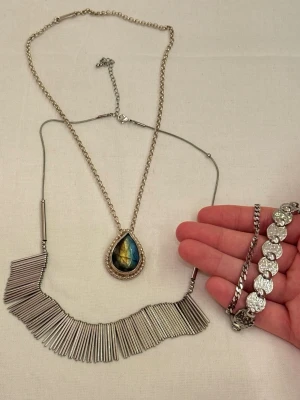 (Bundle) 2 halsband och 2 armband  - Information ℹ️ •2 silvriga halsband. •Det första halsbandet har massor av smala metallstavar.  •2 silvriga armband  •Det andra kedja armbandet är ca 17cm.  •Perfekt för dig som vill sticka ut och addera lite edge till din outfit.  Mer information ℹ️ ⁉️Vid fler frågor eller om du vill ha fler bilder, skriv till mig så svarar jag genast!  📬Fraktar inom 24h.