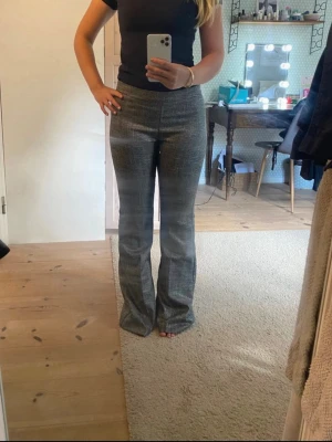 Glitterbyxor bootcut - Glittriga gråa kostymbyxor med utsvängda ben✨🪩Passar S-M! 