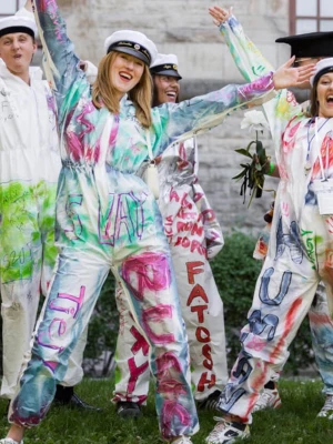  20 st studentoveraller - Säljer 20st vita studentoveraller. De går att köpa en åt gången. 1=150kr ordinarie pris 199kr, 20=2900kr ordinarie pris 3180kr. Endaste två stycken är öppnade andra e fortfarande i plasten.