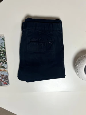 Polo Ralph Lauren  - Mörkblå chinos från Polo Ralph Lauren i storlek 33/32. Klassisk modell med fin passform, i mycket gott skick. Pris kan diskuteras vid snabb affär.
