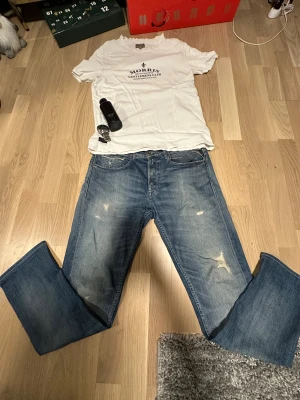 Replay Grover jeans blå 32 - Säljer ett par Replay Grover jeans i klassisk blå tvätt med slitningar och snyggt sliten look. Modellen har rak passform och normal midja, med fem fickor och Replay-logga på bakfickan. Storlek: 32x32                                                                  Priset är inte hugget i sten 🪨                                    Skriv vid minsta fundering!🍾💫