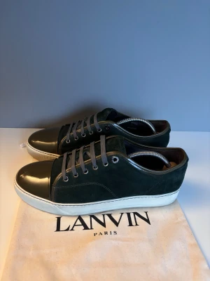 Lanvins  - Säljer ett par snygga lanvins i storlek UK8 (EU43), cond 9/10 använda ett fåtal gånger, inga defekter. Kommer med dustbag!