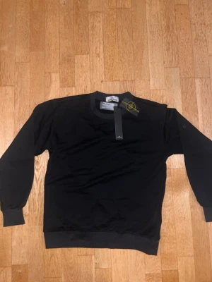 Stone island sweater  size L - Size L stone island sweter by med tags svart perfekt till vintern 
