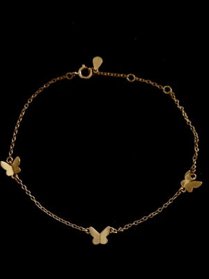 Guldigt armband med fjärilar - Snyggt och tunt armband med tre små fjärilsberlocker. Kedjan är finlänkad och har ett klassiskt lås. 