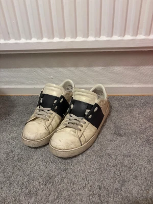 Valentino skor - Jag säljer ett par valentino skor som är i ett bra skick 6/10 och billiga 