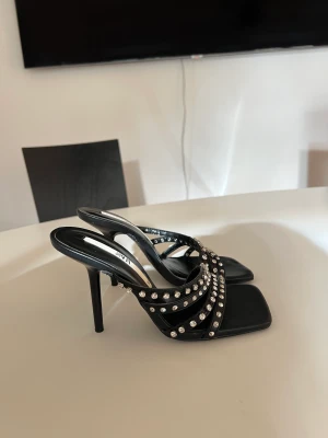 Klackar Zara - Sjukt snygga klackar med nitar från Zara , endast använda en gång🖤🌟