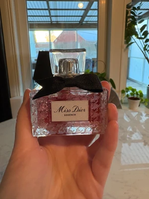 Miss dior Essence - Ny doft från Dior. Jättegod, men passar tyvärr inte på mig. Tagit ca 2-3 spray. 35 ml flaska. Har tyvärr inte kartongen kvar. 