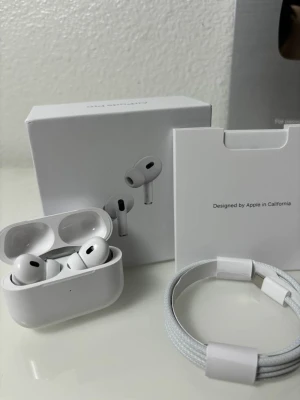 AirPods Pro 2 (USB-C) - Hej! Säljer ett par AirPods som är använda väldigt lite och fortfarande i mycket gott skick. Både hörlurarna och etuiet fungerar precis som de ska och är noggrant rengjorda inför försäljning. Jag säljer dem eftersom jag fick dem i present men redan hade en så lägger dessa för försäljning. Information: • Sparsamt använda och väl omhändertagna • Originaletui ingår • Batteriet håller bra • Snabb och trygg leverans via Vinted Det här är ett bra val för dig so