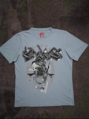 Bladee virus T shirt - Säljer min rare bladee tröja som är Storlek M. Sparsamt använt. Tröjan har ett litet hål som syns knappt vid armhålan annars i perfekt skick. Kan mötas i Stockholm eller frakt