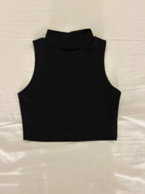 Svart magtröja  - Svart magtröja med låg krage