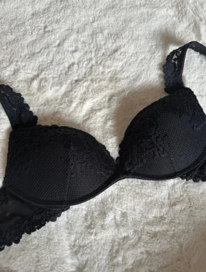 Intimissimi bh - Säljer denna jättefina pushup bh ifrån Intimissimi i storlek 75b. Använd ca 5 gånger och säljer pga att den är för liten❣️❣️