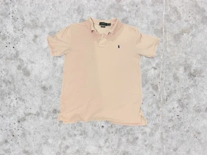 Ralph Lauren - Detta är en fet Ralph lauren piké som passar perfekt till te.x. golf eller nån fin sommar dag. Skriv för mer bilder eller funderingar, Mvh Holmbergsresell