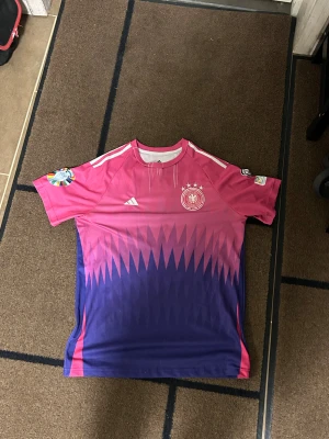 Wirtz Tyskland tröja - Bra, fin och fint skick på tröjan, men den har lite skavanker. Säljer den för billigare. Pris och detaljer kan diskuteras