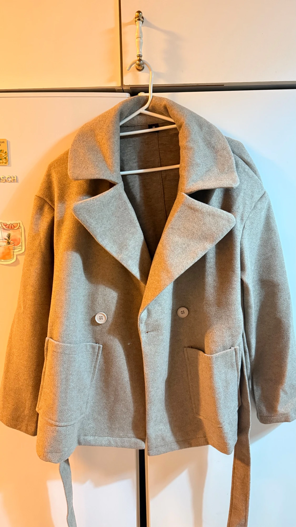 Beige kappa med bälte och stora fickor