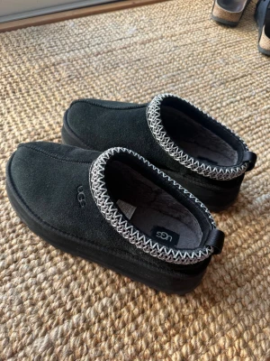 Uggs skor - Intressekoll på dessa knappt använda uggsen, nästan som nya då de är använd några få gånger och har inga defekter⭐️🫶🏽 ny pris: 1800kr pris kan gå att diskutera 