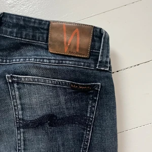 Nudie jeans  - Nudie jeans, hur sköna som helst. Modellen är 180 cm 75 kg och bär Storlek W32 L32, Mått A: 41 B: 107.  Kom med frågor🌟färg mörkblå / grå 