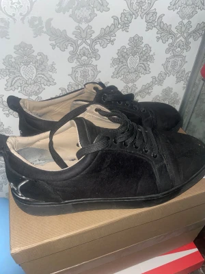 Svarta Christian Loubitin  - Hej! Säljer svarta loubs som är använda. Priset kan diskuteras 