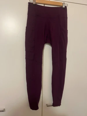 Leggingsit M - Viininpunaiset socin leggingsit. Malli W pocket ths. Sivuilla taskut. Kiristysnauha vyötäröllä. Pesulappu leikattu irti. Polvessa pieni kuluma. Kestää 40 pesuohjelman. Koko M. Vyötärön leveys n 34cm, haara-lahje n 67cm. Eläintalous MMM, lisätietoja saa kysymällä Katsothan myös muut ilmoitukseni Tarjoa 