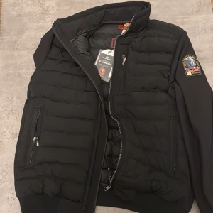 Svart Parajumpers jacka  - Säljer min parajumpers jacka i storlek Xl men passar en i storlek M eller S väldigt liten i storleken 