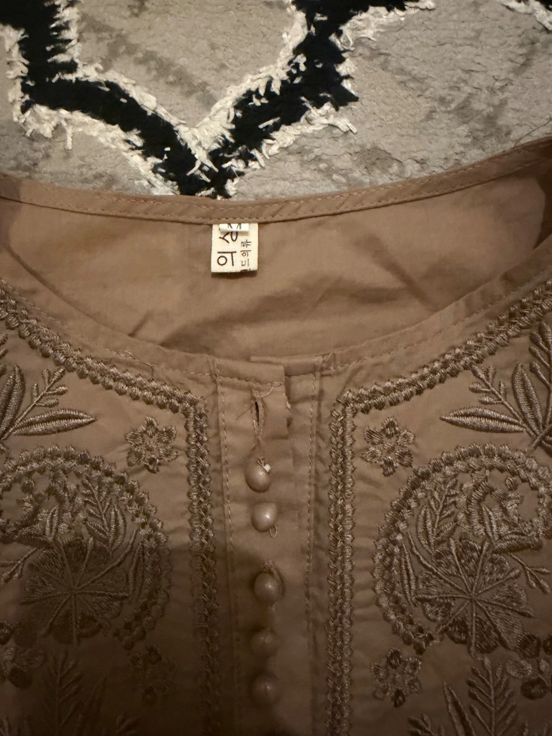 Beige broderad blus med puffärm - 2