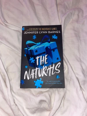 The Naturals av Jennifer lynn barnes - The Naturals av Jennifer lynn barnes boken är i bra skick inte många synliga skador